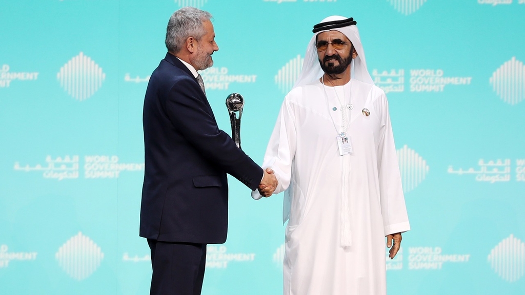 الأفغاني فيروز الدين فيروز يفوز بجائزة أفضل وزير في العالم 2019