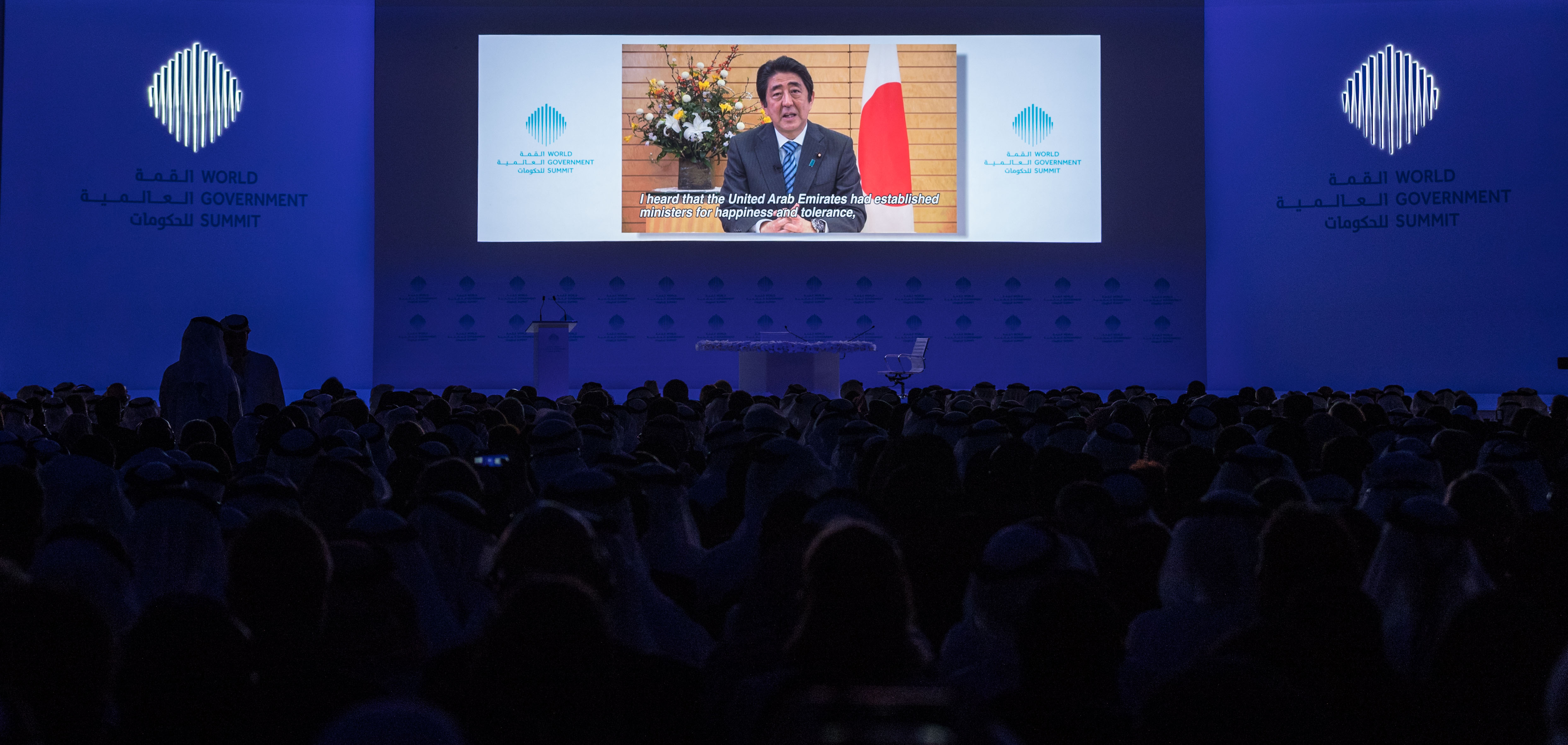 رئيس وزراء اليابان: الإمارات العربية المتحدة مثال عن قدرة عمل جميع الجنسيات مع بعضها
